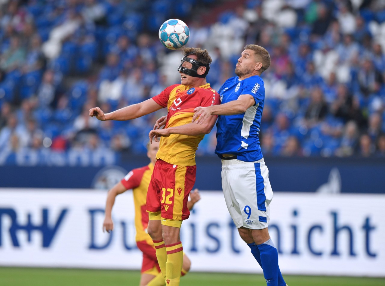 Muntere Anfangsphase zwischen dem FC Schalke 04 und dem Karlsruher SC.