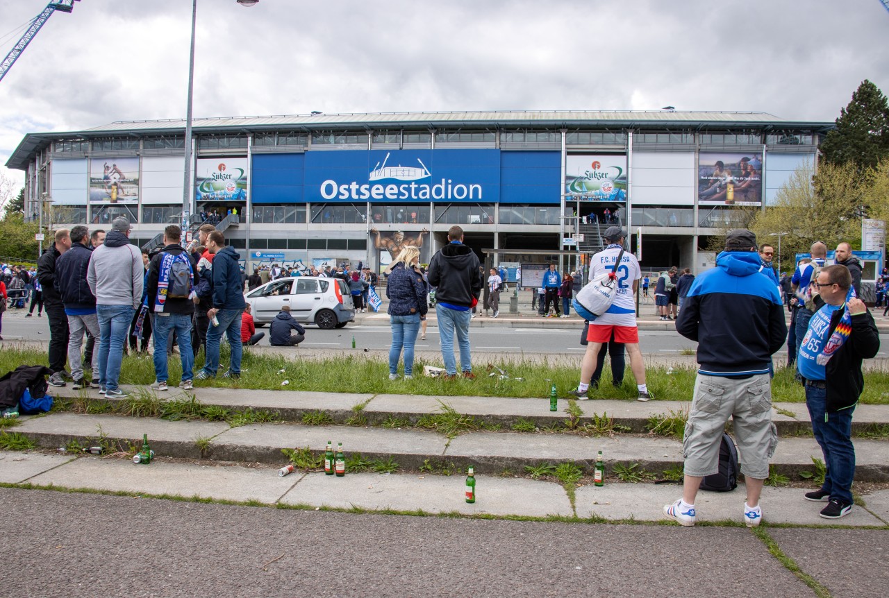 Am Samstag (25. September) findet das Auswärtsspiel des FC Schalke 04 bei Hansa Rostock statt.