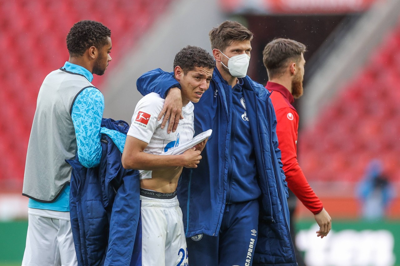 Klaas-Jan Huntelaar führte den sichtlich angeschlagenen Amine Harit vom Feld des Rheinenergiestadions. 