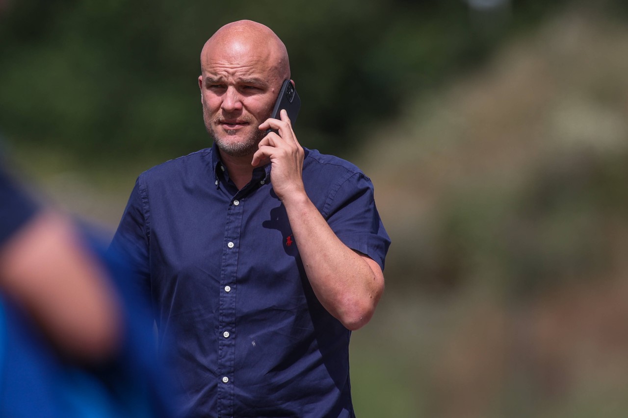 Rouven Schröder stellt einen Neuzugang vor und die Fans des FC Schalke 04 jubeln.