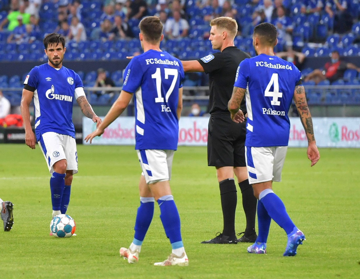 Victor Palsson (r.) kehrt nach seiner Rot-Sperre in die Schalker Startelf zurück.