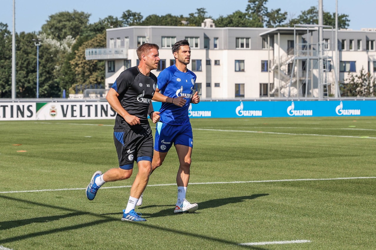 Beim Training des FC Schalke 04 tauchte überraschend auch Danny Latza (r.) auf. 