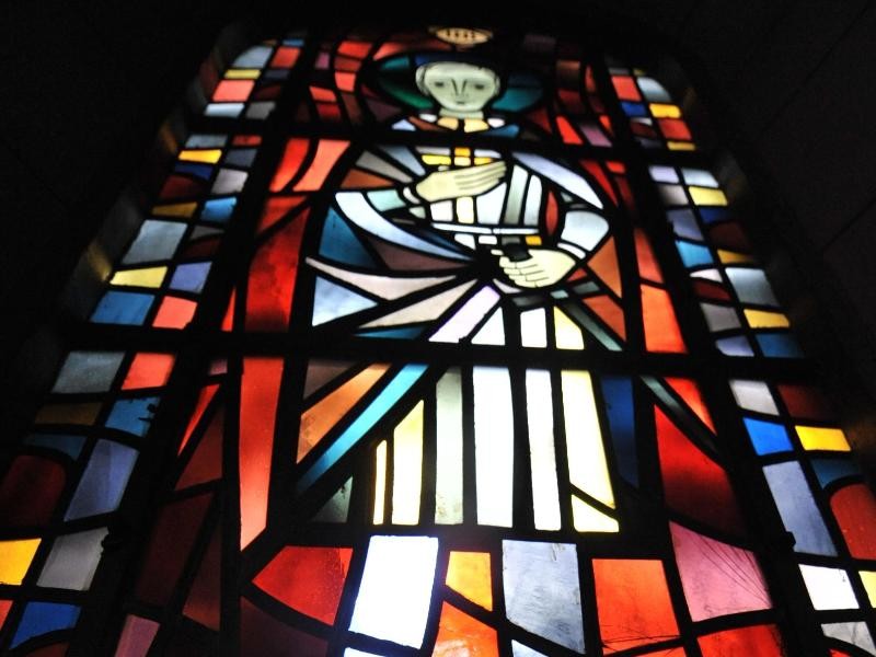 Fenster der Kirche St. Joseph im Gelsenkirchener Stadtteil Schalke - es zeigt den Heiligen St. Aloysius von Gonzaga mit blau-weißen Fußballschuhen und Ball.