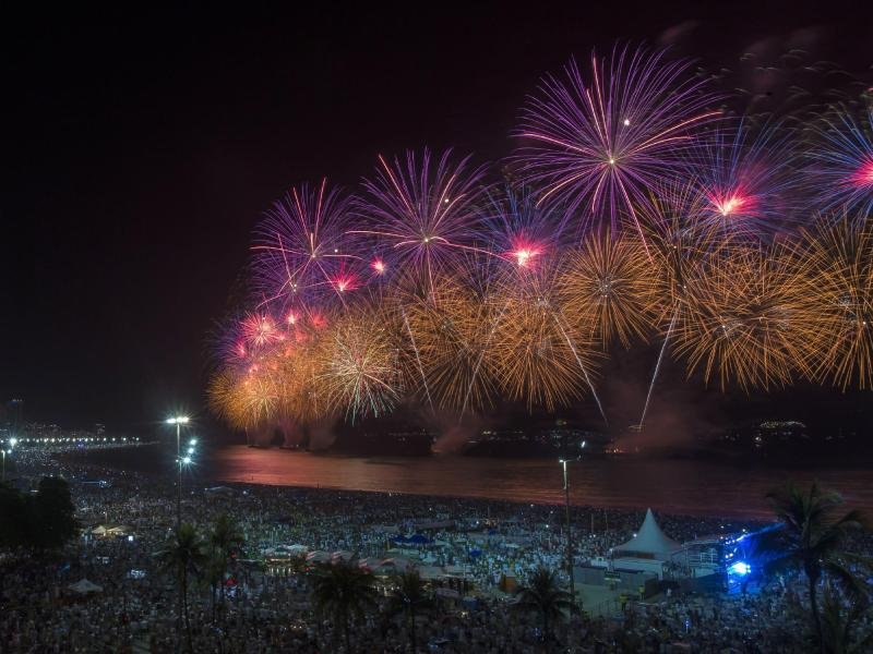 Feuerwerk über dem Strand der Copacabana: Das soll es in diesem Jahr wieder geben. Zuvor war die große Silvesterparty in Rio abgesagt worden, nun kündigte der Bürgermeister eine abgespeckte Form an.