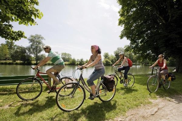 Unterwegs auf vier Rädern: Radler steuern an der Charente entlang.