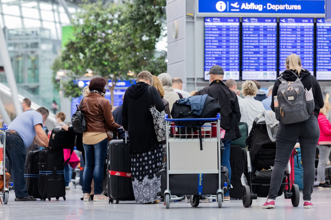 Am Flughafen Düsseldorf liegen die Nerven wegen langer Schlangen blank. (Archivbild)