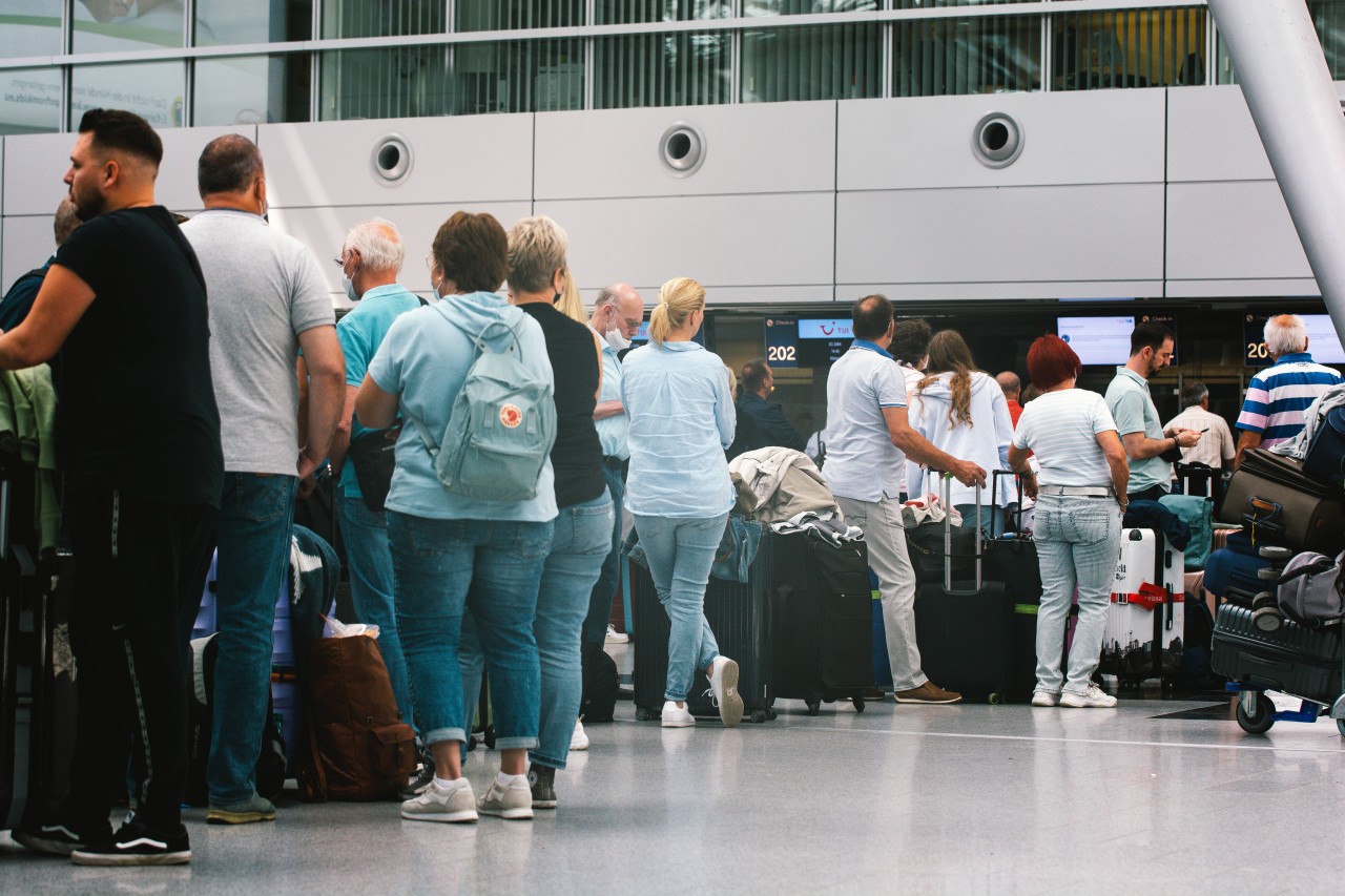 Die langen Warteschlangen am Flughafen Düsseldorf werden so schnell nicht abnehmen. (Symbolbild)