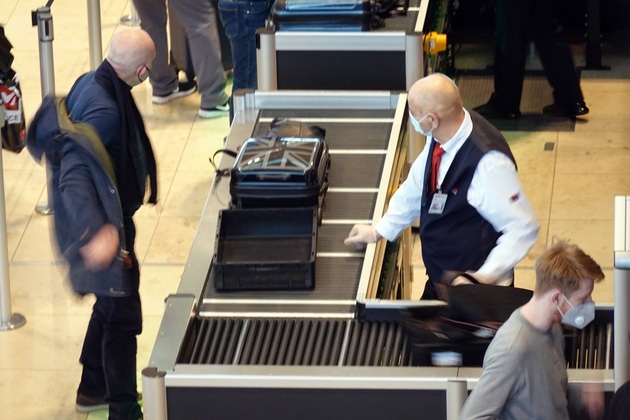 Am Flughafen Düsseldorf fehlt es massiv an Personal für Sicherheitskontrollen. (Symbolbild)