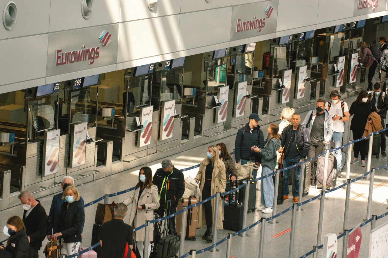 Chaos am Flughafen Düsseldorf. Doch im Juli könnte es noch heftiger werden. (Symbolbild)