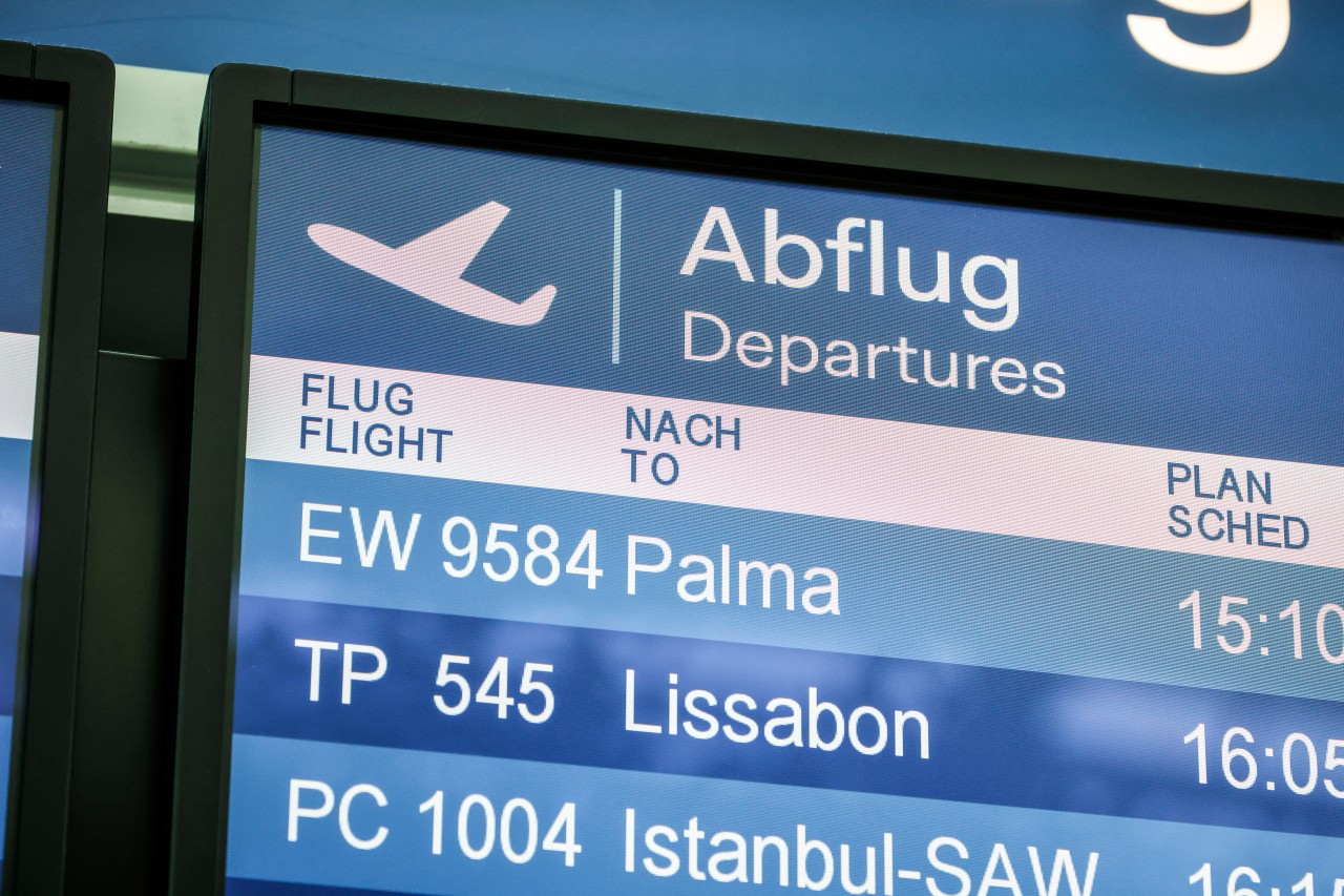 Polizeibeamte machten am Flughafen Düsseldorf direkt zwei überraschen Fänge. Einer von ihnen wollte nach Mallorca – jetzt sitzt er in der JVA. (Symbolbild)