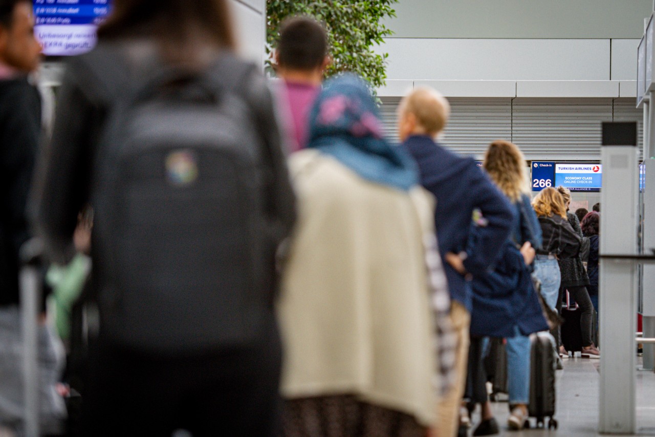 Am Flughafen Düsseldorf kommt es bereits am frühen Morgen zu erneutem Chaos! (Archivbild)