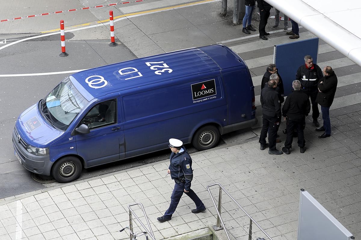 Diesen Geldtransporter raubten die Täter am Flughafen Köln/Bonn aus.