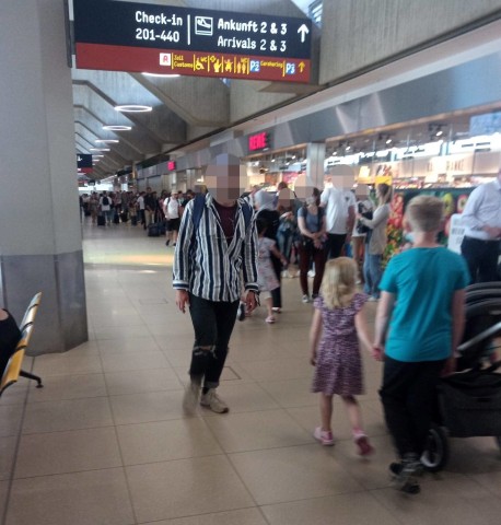 Endlose Schlangen am Flughafen Köln/ Bonn. 