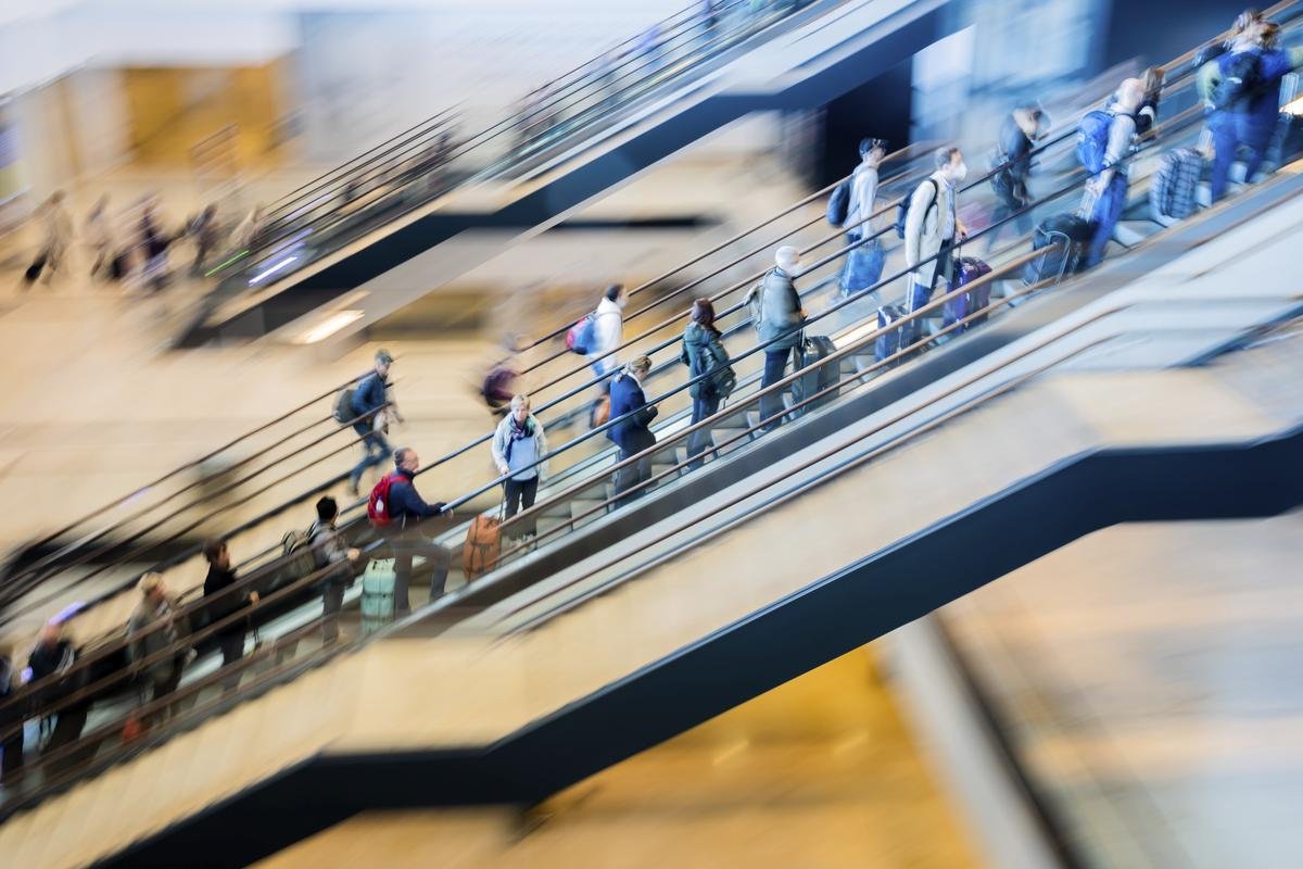 Flughafen Rolltreppe Reisegäste