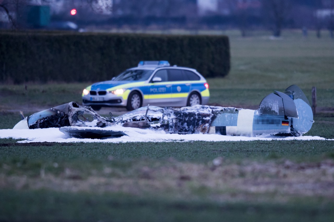 Das ausgebrannte Flugzeug.