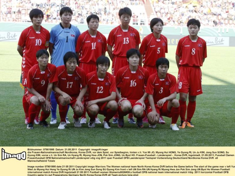 Team Nordkorea: Yun Mi Jo, Myong Hui Hong, Ye Gyong Ri, Un Ju Kim, Jong Sun Song, Su Gyong Kim, vorne v.li. Un Sim Ra, Un Hyang Ri, Myong Hwa Jon, Pok Sim Jong, Un Byol Ho. Foto: imago.