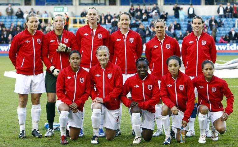 Team England: Rachel Unitt, Torhüterin Rachel, Brown, Faye White, Casey Stoney, Fara Williams, Kelly Smith; vorn: Alex Scott, Katie Chapman, Eniola Aluko, Jessica Clarke und Rachel Yankey. Foto: imago