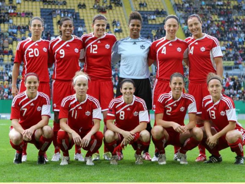 Team Kanada: Marie-Eve Nault, Candace Chapman, Christine Sinclair, Torhüterin Karina Leblanc, Carmelina Moscato und Melissa Tancredi; vorn: Rhian Wilkinson, Kelly Parker, Diana Matheson, Emily Zurrer und Josee Belanger. Foto: imago