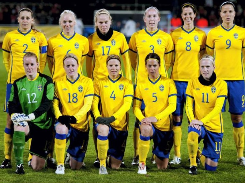 Team Schweden: Charlotte Rohlin, Johanna Frisk, Lisa Dahlkvist, Karin Lissel, Lotta Schelin, Jessica Landström; vorn: Kristin Hammarström, Marie Hammarström, Annica Svensson, Johanna Almgren und Linnea Liljegärd. Foto: imago