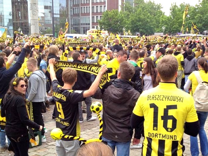 Tausende BVB-Fans haben sich schon Stunden vor Anpfiff die besten Plätze bei den Public Viewings ni der Innenstadt von Dortmund gesichert.