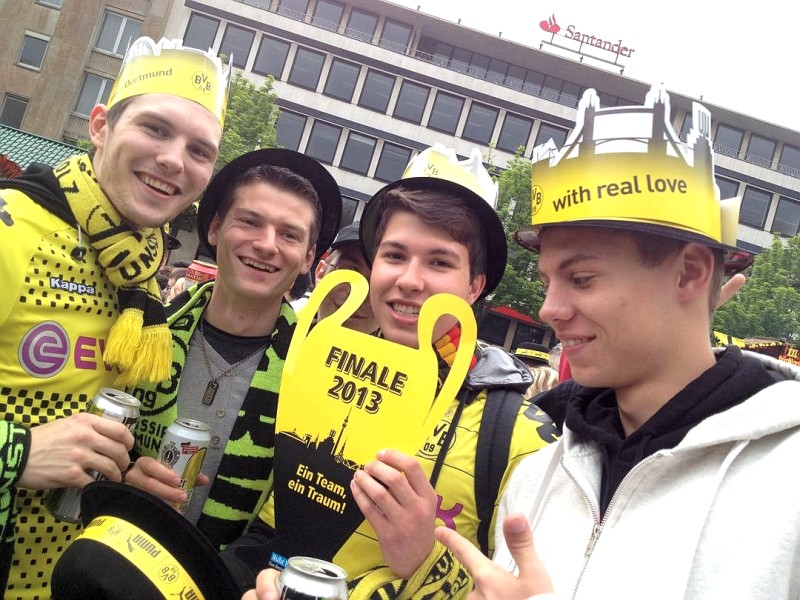 Tausende BVB-Fans haben sich schon Stunden vor Anpfiff die besten Plätze bei den Public Viewings ni der Innenstadt von Dortmund gesichert.