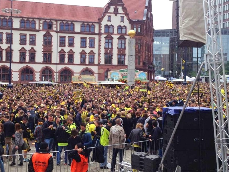 Tausende BVB-Fans haben sich schon Stunden vor Anpfiff die besten Plätze bei den Public Viewings ni der Innenstadt von Dortmund gesichert.