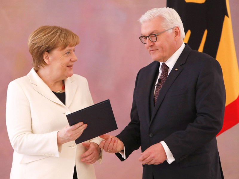 Nach der Wahl im Bundestag wurde Merkel von Bundespräsident Frank-Walter Steinmeier (SPD) zur Bundeskanzlerin ernannt. 