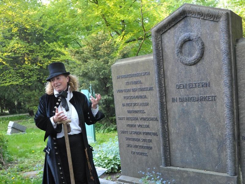 Gaby Fischer führt in Ulm als Totengräberin verkleidet Touristen durch die Stadt.