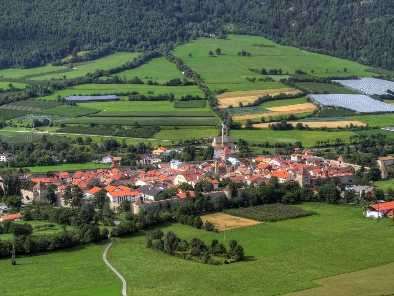 Glurns ist die kleinste Stadt Italiens, sie verfügte früh im Mittelalter über das Marktrecht - doch dann kam bald der Niedergang.