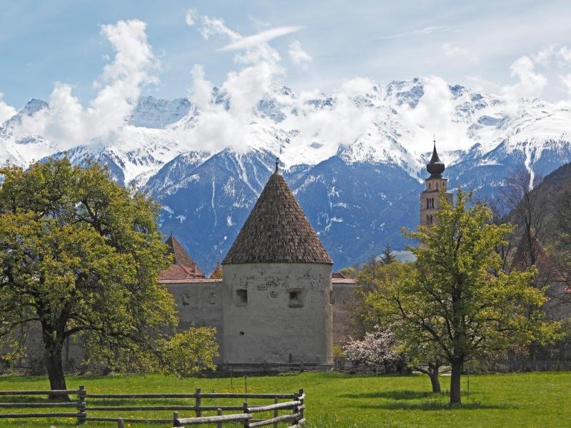 Glurns liegt malerisch gelegen zwischen mächtigen Höhenzügen. Hier trifft das Frühjahr im Tal auf den Winter um die Gipfel.