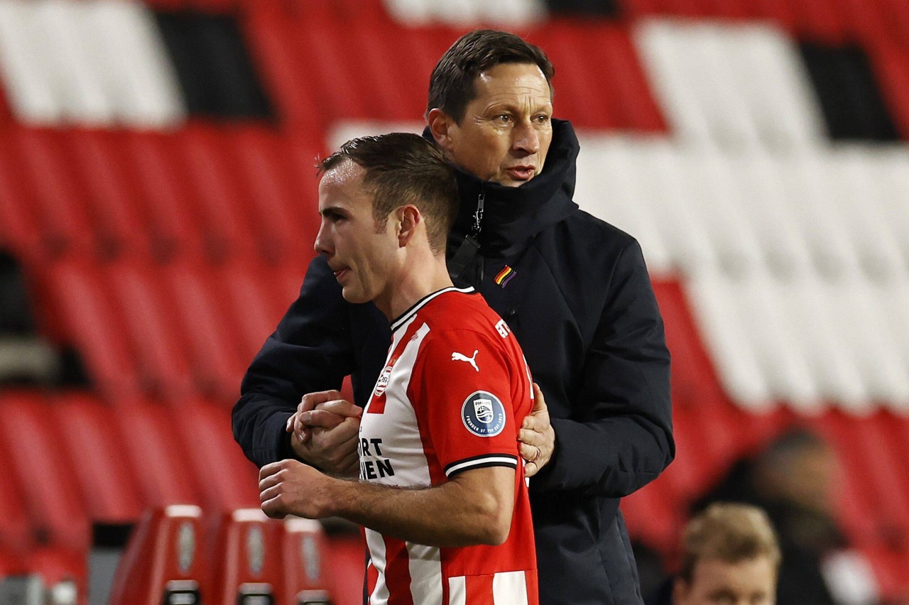 Mario Götze gemeinsam mit Trainer Roger Schmidt.