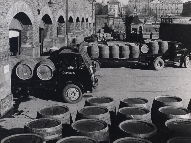 Historischer Augenblick: Verladung von Guinness-Fässern auf Lkw.