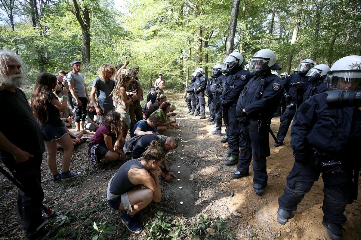 Hambacher Forst Aktivisten Trauer Polizei.jpg