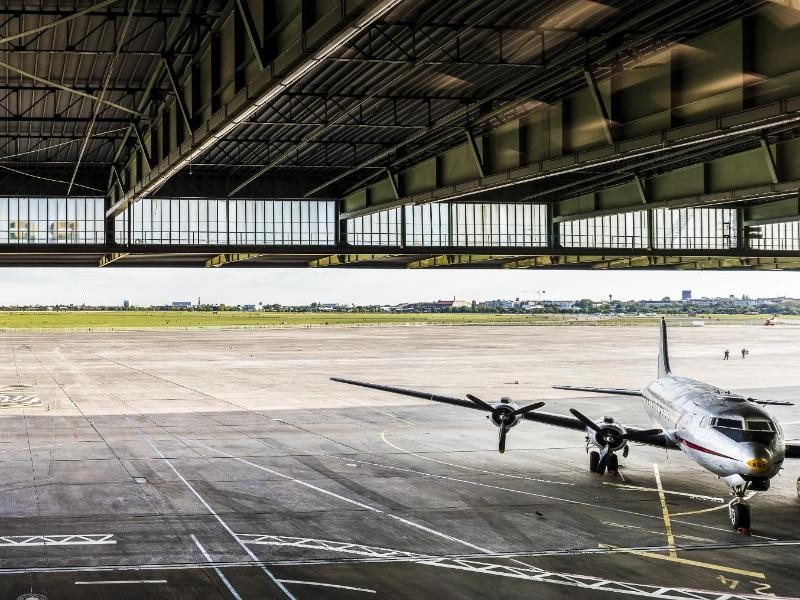 Hangar in Berlin Tempelhof: Der elliptisch angelegte Gebäudekomplex mit den Hangars wurde in den 1930er Jahren errichtet und wird heute vielfältig genutzt.