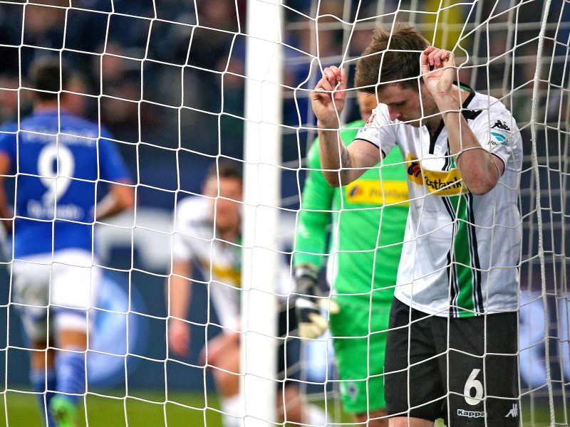 Der Dusel-Sieg gegen Gladbach:
Viel unverdienter als am 18. März kannst du ein Spiel kaum gewinnen. Beim 2:1 Sieg legten sich die Borussen die Eier hinten selbst ins Tor. Dabei musstest du dich für die Niederlage als Schalker nicht mal schämen. Denn das vorausgegangene Aufeinandertreffen der beiden Teams im DFB-Pokal am 28. Oktober 2015 verlief komplett entgegengesetzt. Damals traf Schalke das Garagentor aus einem Meter nicht und Gladbach gewann, weil Joel Matip als letzter Mann an der Mittellinie ausrutschte. Der Dusel-Sieg im April war deshalb eine späte Wiedergutmachung – und wirklich ein Grund zum Kichern.