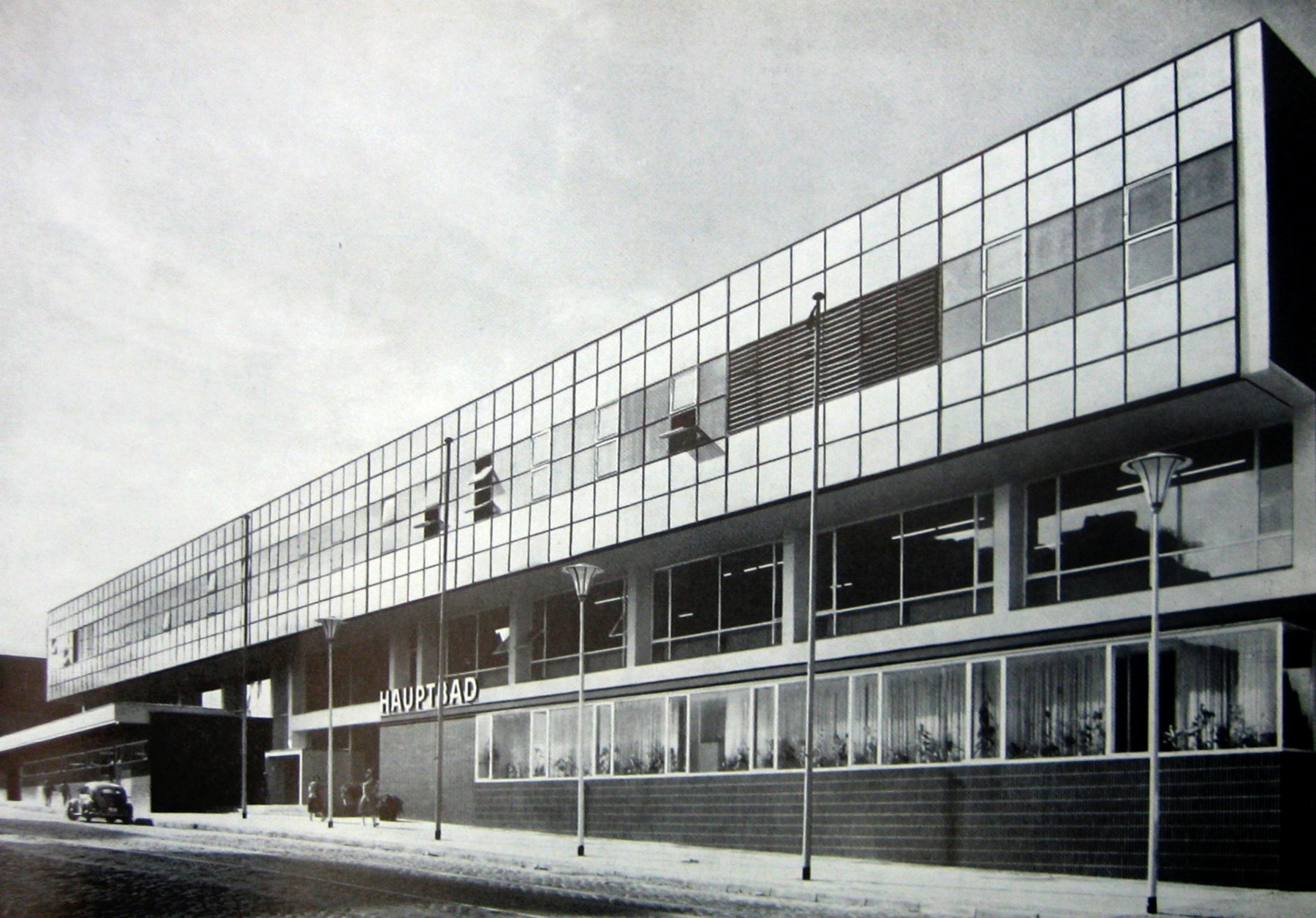 Ein frühes Bild von der Hauptbad-Fassade zur Steeler Straße. Auch hier habe damals das Glas dominiert, sagt Architekturhistorikerin Ute Reuschenberg. Dieser ursprüngliche Eindruck lasse sich ohne großen Aufwand wiederherstellen.