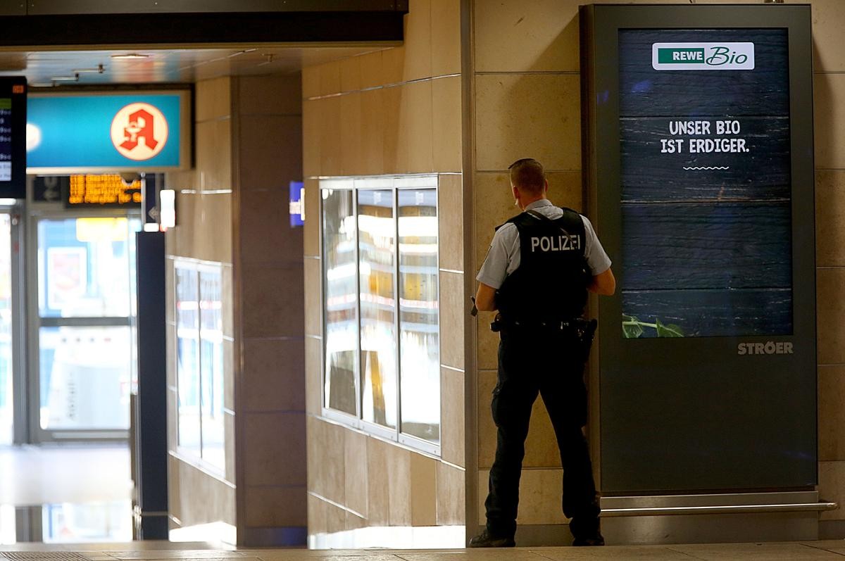 Geiselnahme am Kölner Hauptbahnhof. Die Polizei fordert Menschen dazu auf, den Bereich zu meiden. 