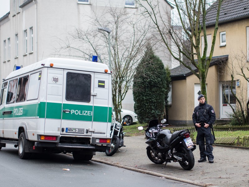 Als Jadens Vater seinen toten Sohn findet, ist Marcel H. schon entwischt. Wahrscheinlich versteckt er sich in einem nahen Waldstück. Die Polizei fahndet mit Hochdruck - unter anderem ...