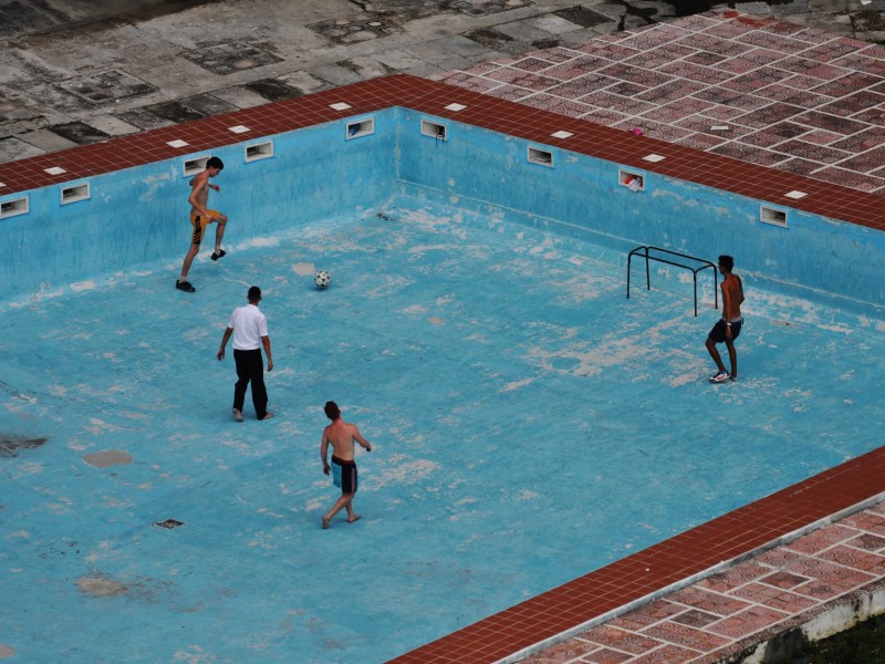 Heute spielen die Einheimischen in den verlassenen Hotelpools Fußball.