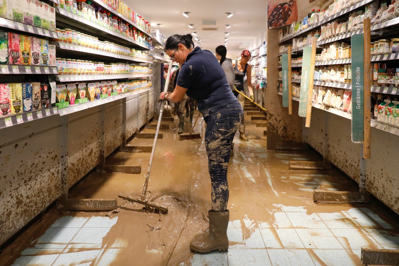 Das Hochwasser traf auch viele Geschäfte und Betriebe. Plünderer griffen einfach zu. (Symbolbild)