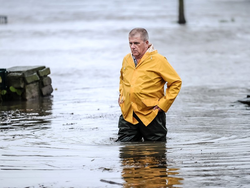 Ratko Patkovic watet mit Gummistiefeln durch das Hochwasser der Ruhr, das die Terasse eines Ausflugsokals  in Bochum Dahlhausen am Dienstag, den 01. Dezember 2015 übeflutet hat.