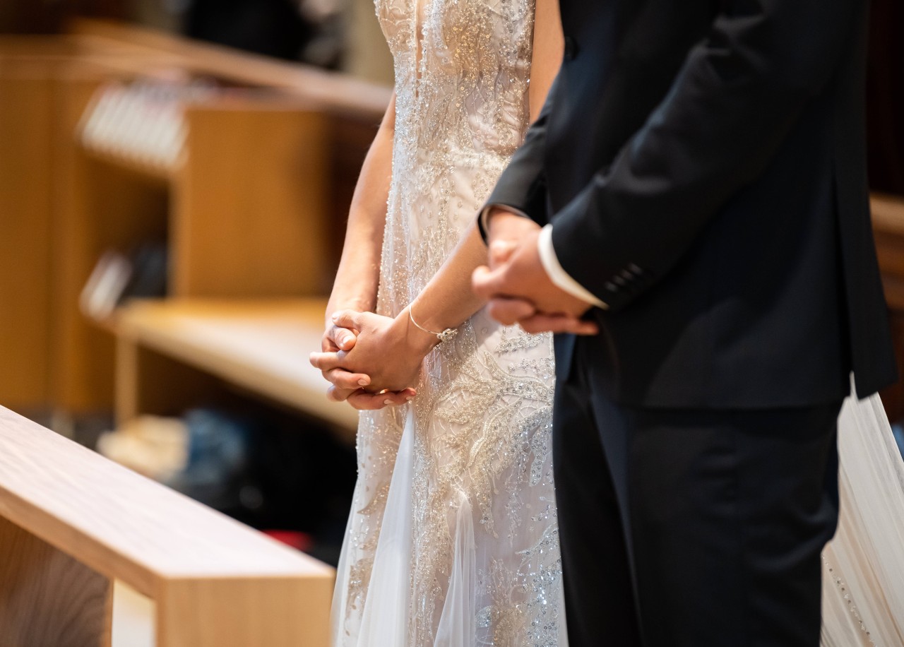 Hochzeit: Bei der Trauung ihrer Schwester erlaubte sich eine Frau einen bösen Scherz. (Symbolbild)