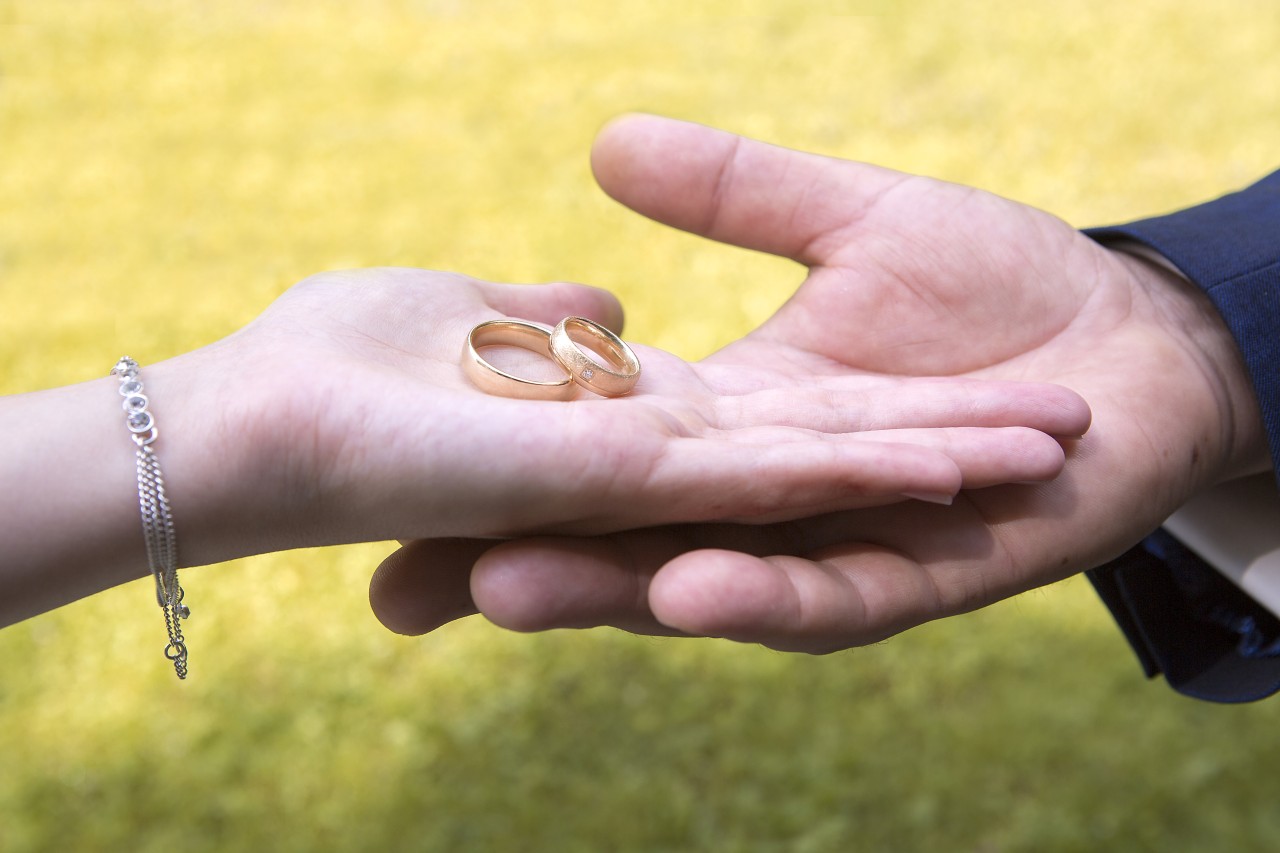 Hochzeit in Köln: Kurz bevor die Ringe getauscht werden, taucht ER auf (Symbolbild).