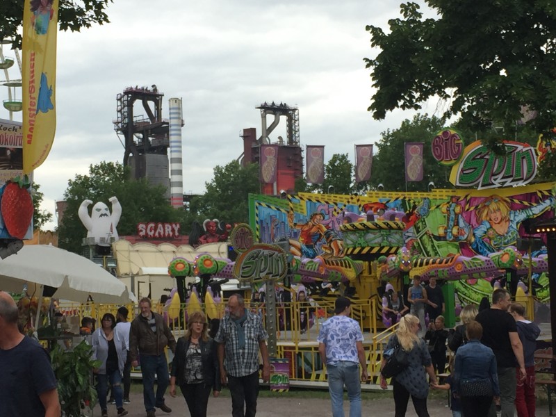 Vor der Industriekulisse in Beeck ist endlich wieder Kirmes.