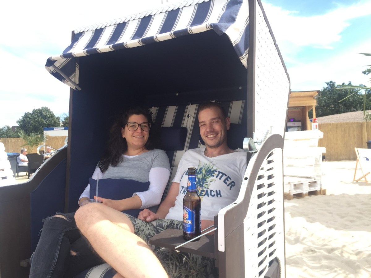 Lisa und Michael aus Mülheim genießen den Strand in Duisburg., Sabine und Thomas genießen ihre Mittagspause.