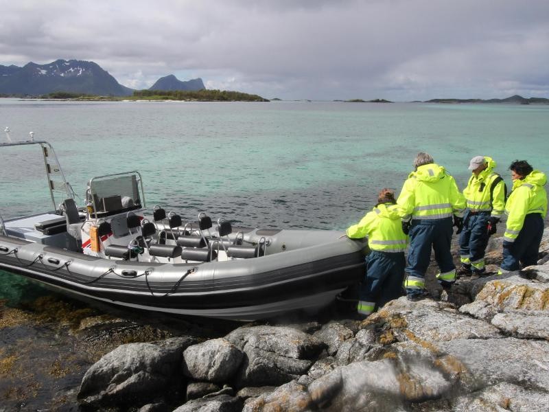 Mit dem Schlauchboot und Bootsführer Jan Trane geht es am Bergfjord aufs Wasser.