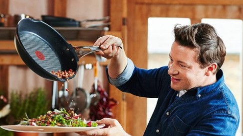 Die Tefal-Pfannen des Starkochs Jamie Oliver gehören zu den Bestsellern auf Amazon.