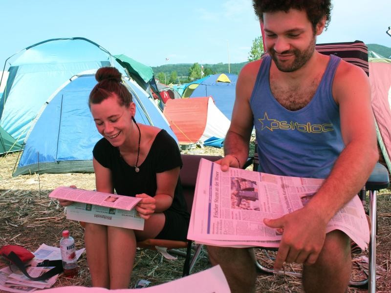 Janina Laudien und ihr Freund Fabian Voß sind aus Dortmund angereist - und haben Zeitungslektüre dabei.