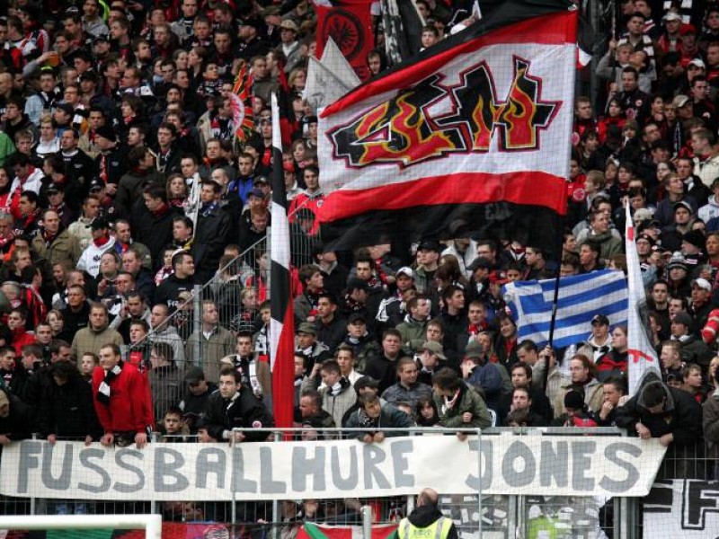 Zur Saison 2007/08 wechselte Jones zum FC Schalke 04. Diese Entscheidung konnten die Frankfurter Fans nicht verstehen. Sie beschimpften Jones als Fußballhure ...