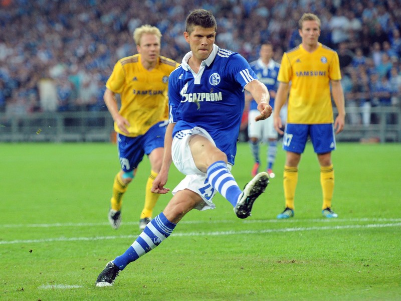 Klaas-Jan Huntelaar: Vier Tore! Unglaublich! Das war der stärkste Huntelaar in Königsblau. Sicher bei den Elfmetern zum 1:0 (15.) und 3:1 (49.), super beim Hammerschuss unter die Latte (2:1/25.) und...